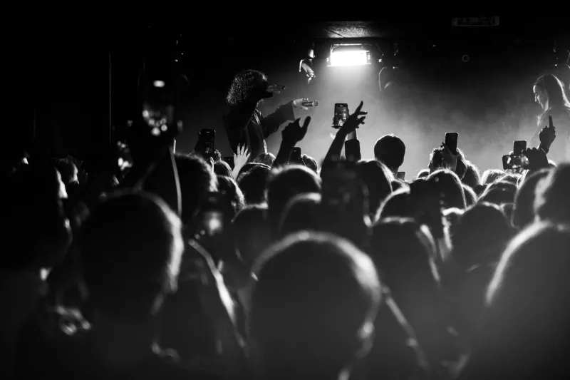 When the Lights Flicker and the Magic Begins: What Unscripted Moments Teach Us About Real Performance